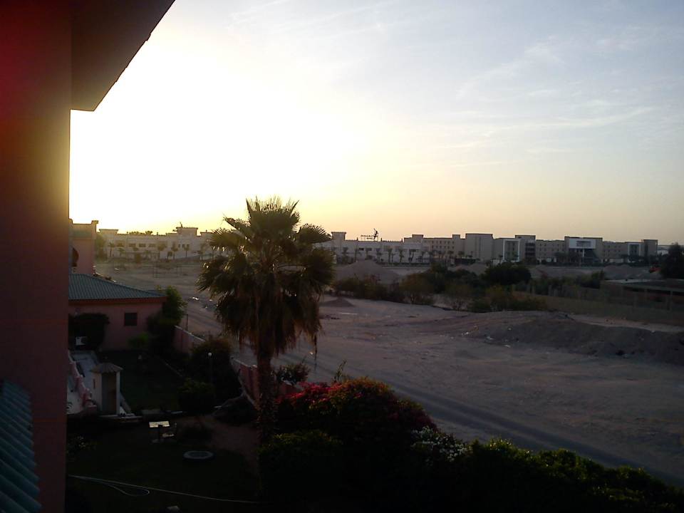 Вид из номера слева. Восход солнца. Невиден. Pickalbatros Aqua Park Resort - Hurghada