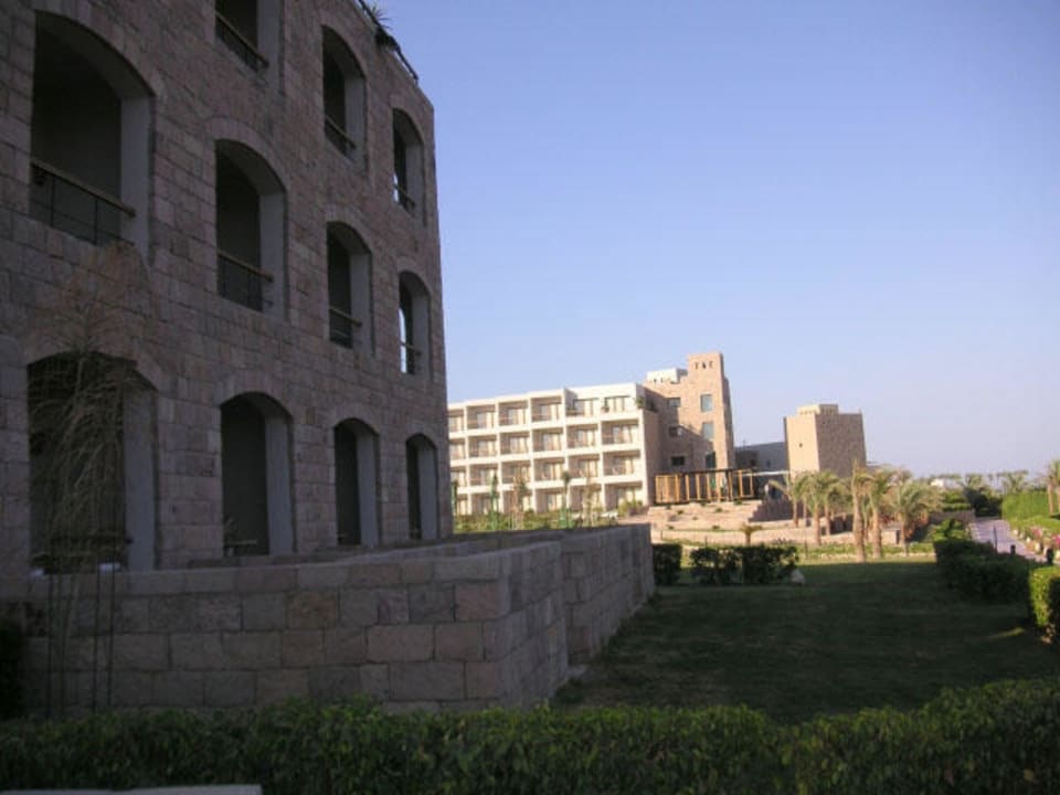 Links der New Wing, dahinter der Anbau zum Altbau Fort Arabesque Resort, Spa & Villas