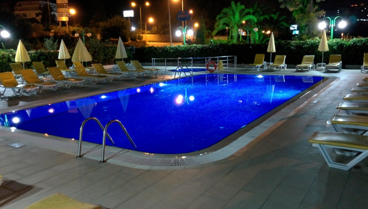 Pool bei Nacht! Opia Hotel