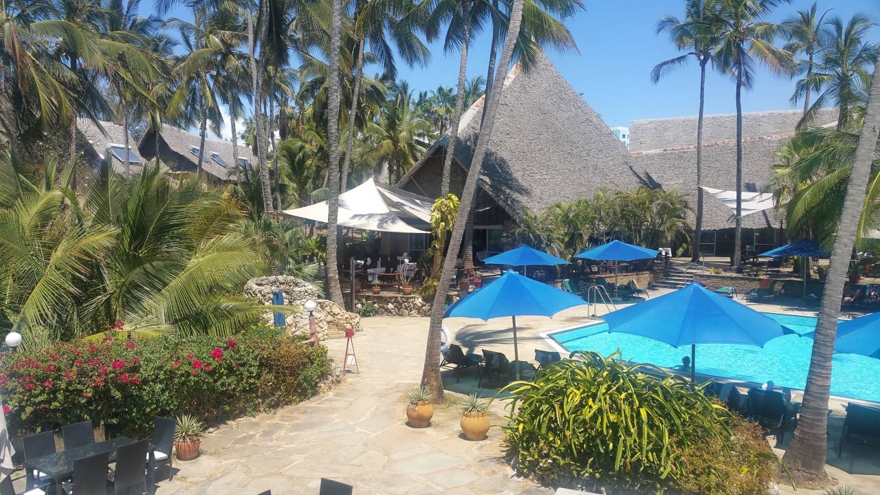 Links das Restaurant Bahari Beach Hotel