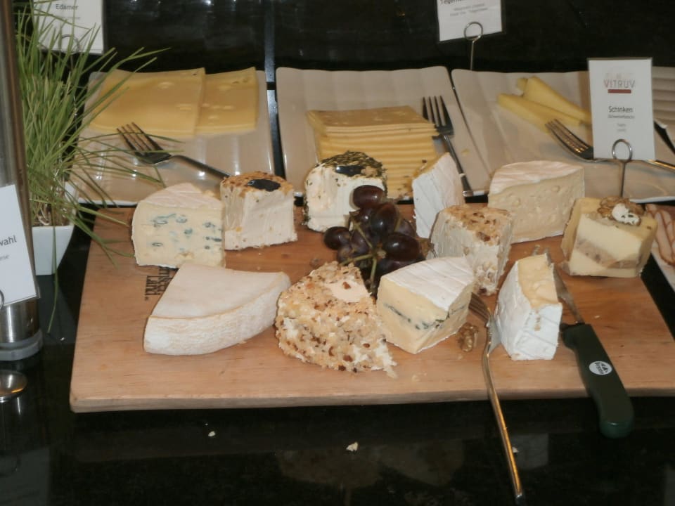 Frühstück mit Käseplatte Leonardo Royal Hotel Munich