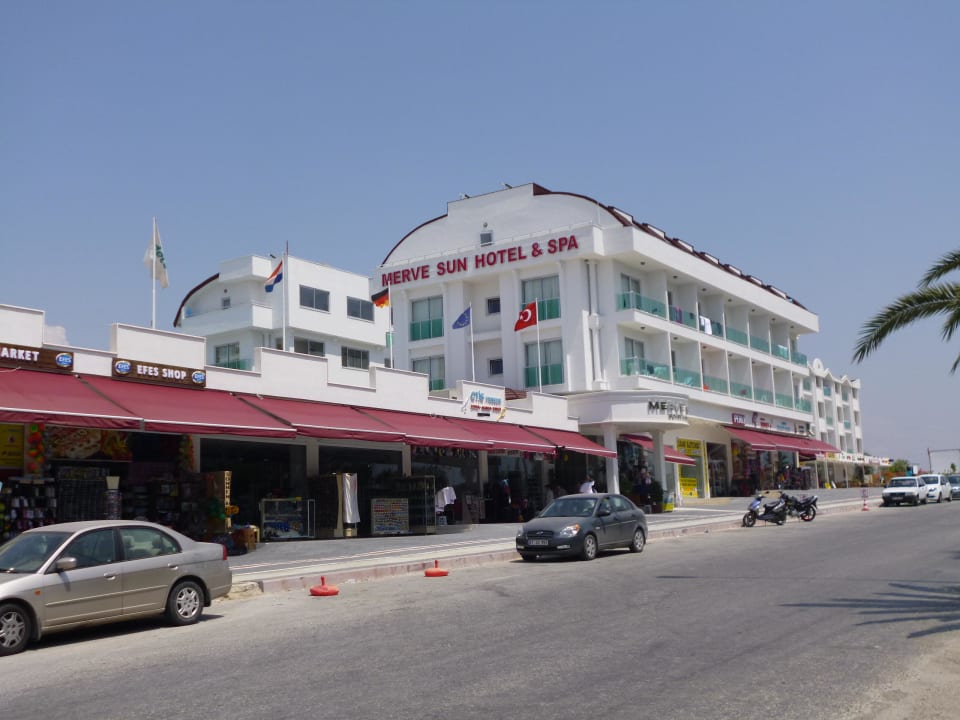 Hotel von außen mit den Geschäften Merve Sun Hotel & Spa