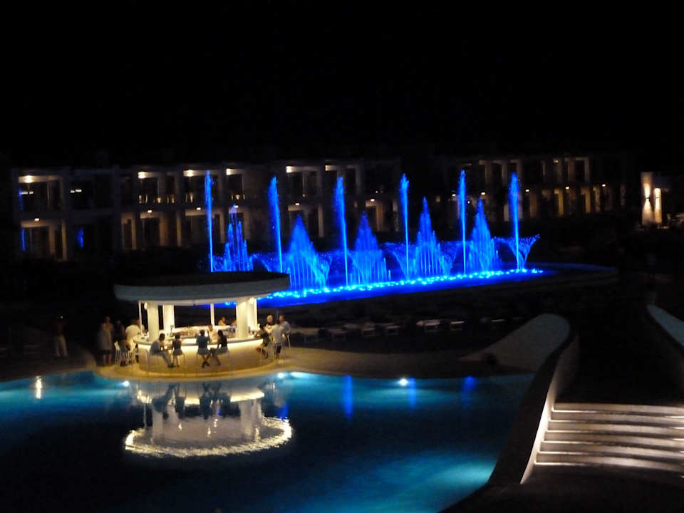 Brunnen nachts Princess Andriana Resort & Spa