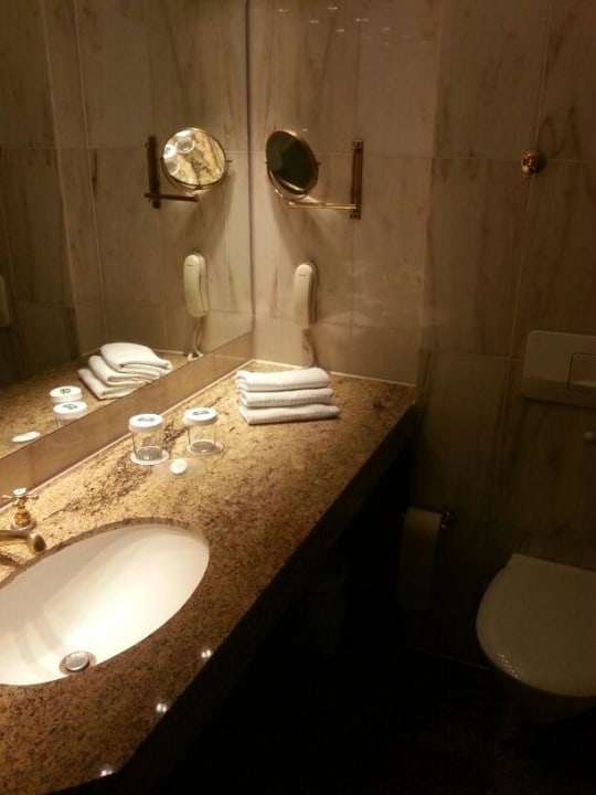 Badezimmer Hotel Courtyard by Marriott Hamburg Airport