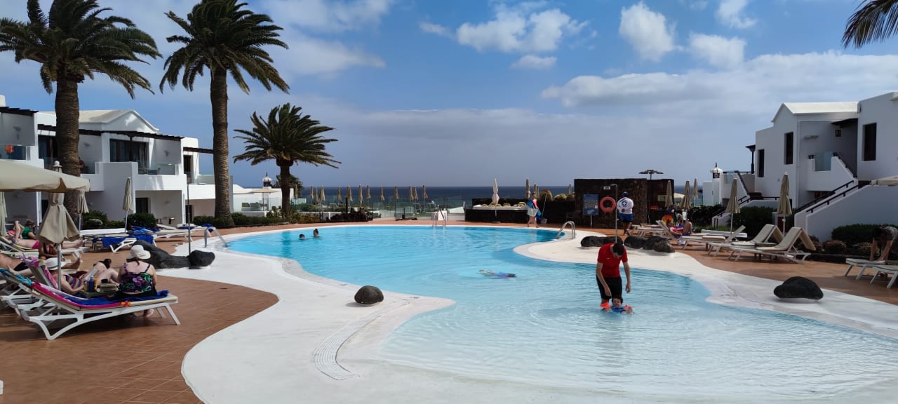 Pool R2 Bahia Kontiki Apartment