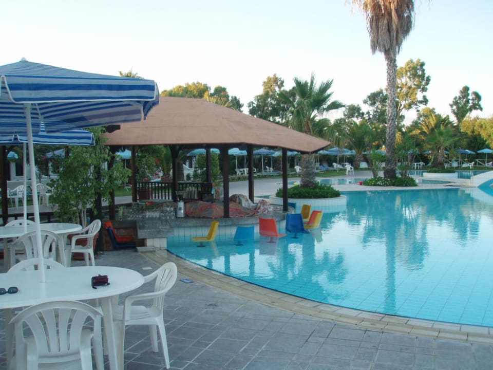 Poolbar am Abend  Atlantica Marmari Beach