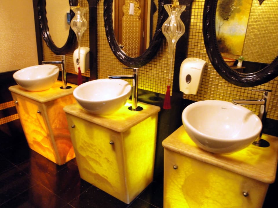 Die Toilette in der Lobby Diamond Excellence Resort & Spa