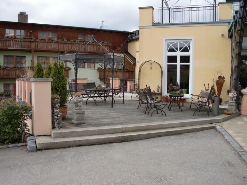 Sitzecke vor dem Eingang Spirit & SPA Hotel Birkenhof am Elfenhain