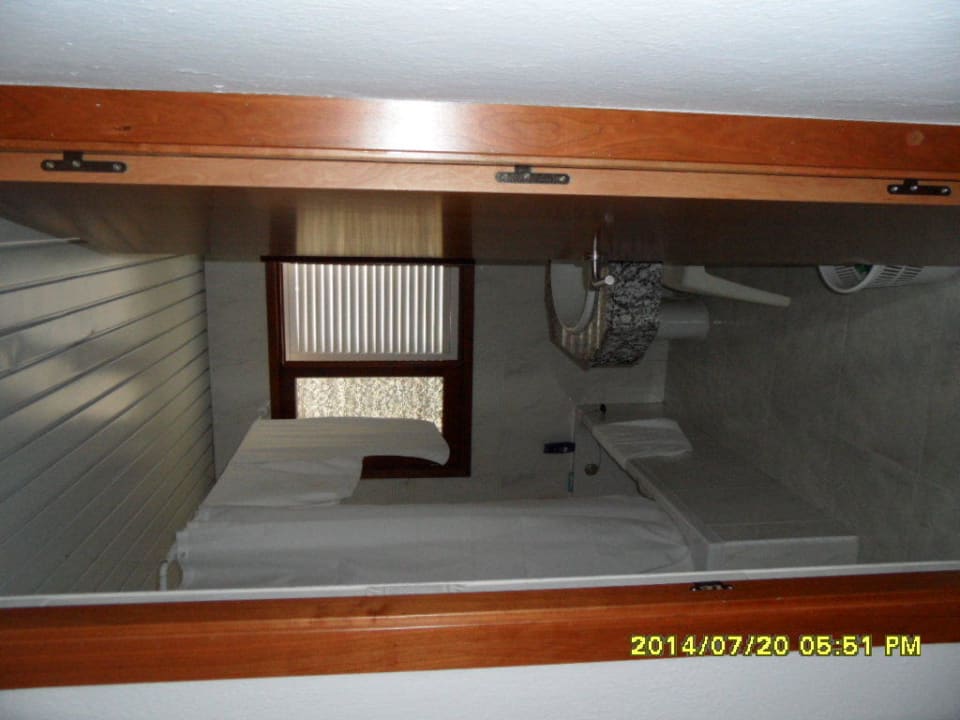 Badezimmer mit Fenster Hotel Osiris