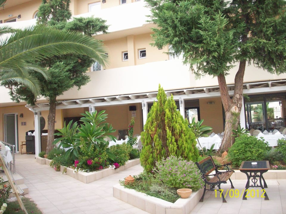 Ogród i restauracja High Beach Resort