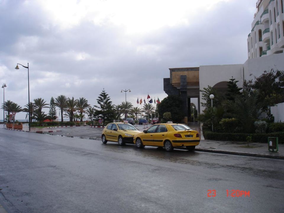 Przed hotelem El Mouradi Hammamet