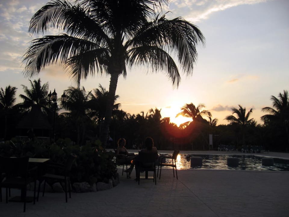 Sonnenuntergang am Pool Catalonia Playa Maroma