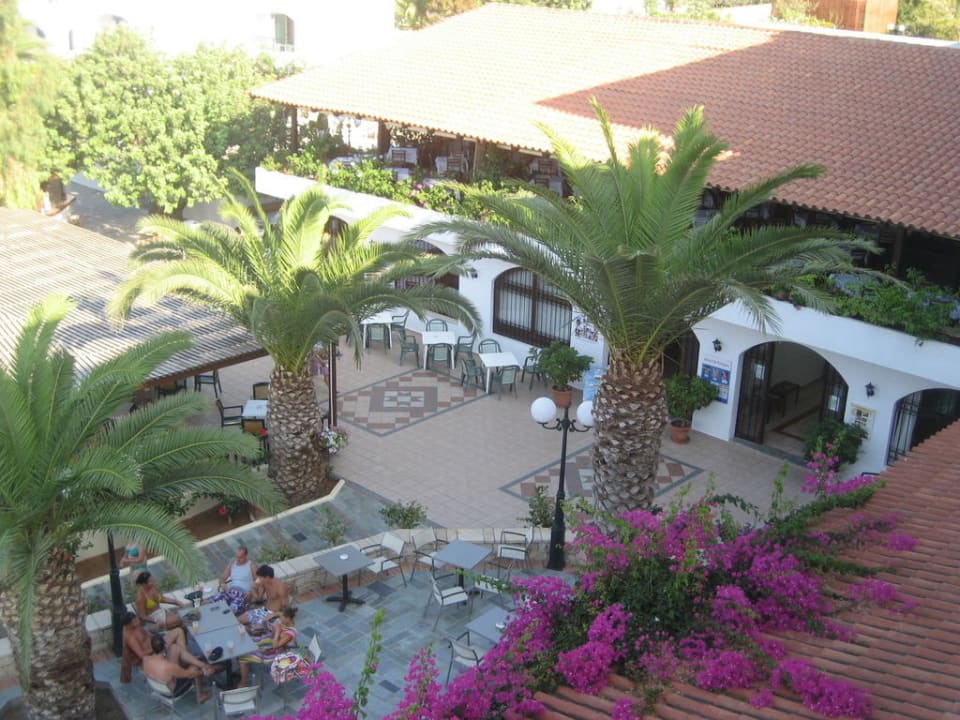 Blick von Balkon auf Restaurant TUI SUNEO Chrissi Amoudia