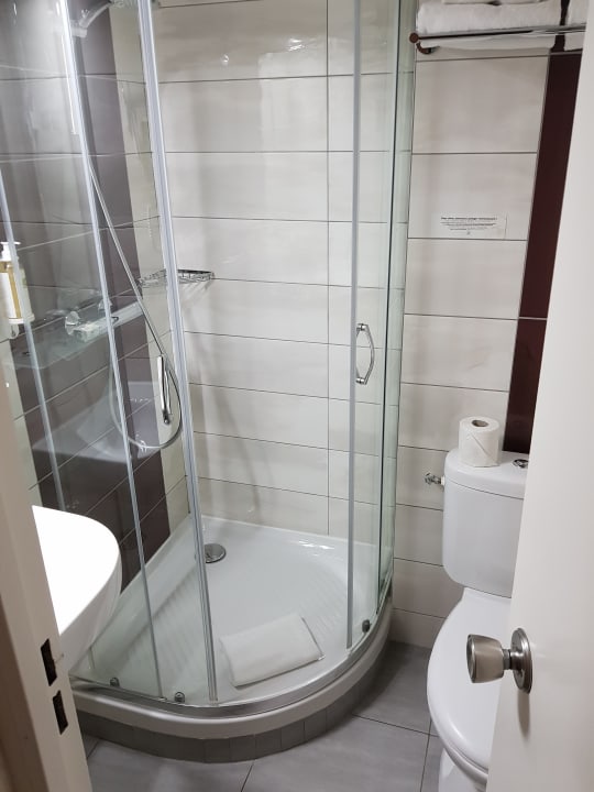 Badezimmer ebenfalls groß und geräumig Hotel Carline