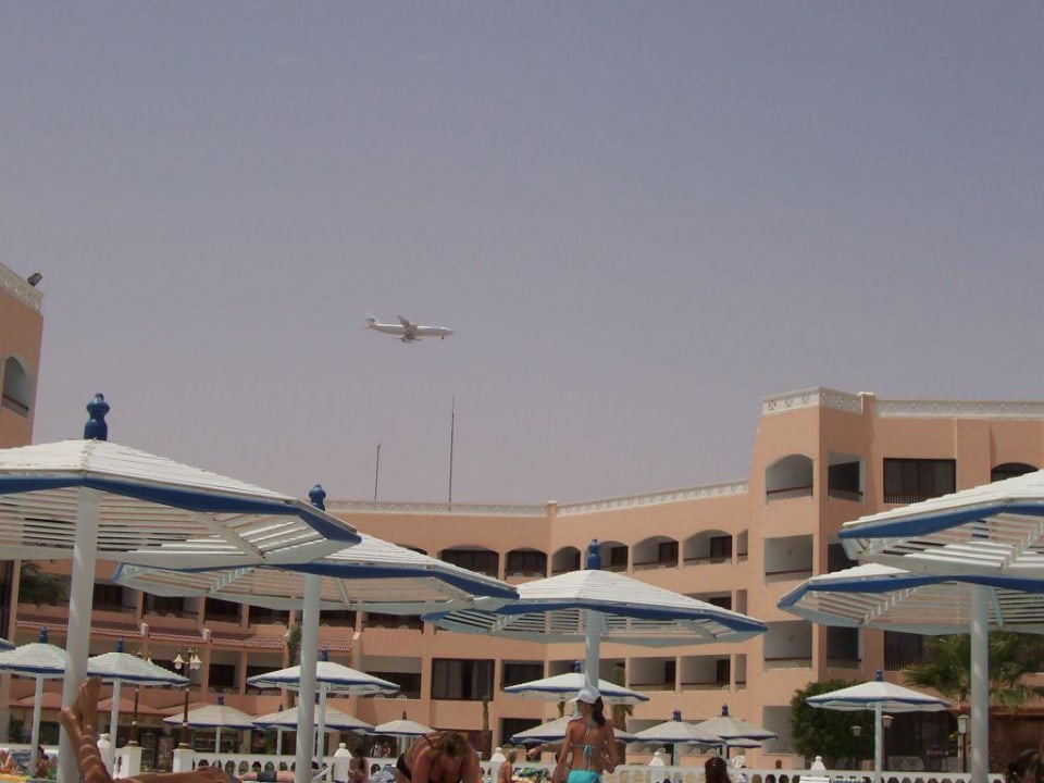 Ein Flugzeug über dem Hotel Beach Albatros Resort