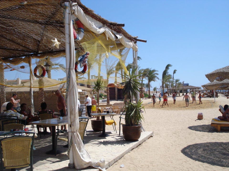 Na pláži Pyramisa Beach Resort Sahl Hasheesh