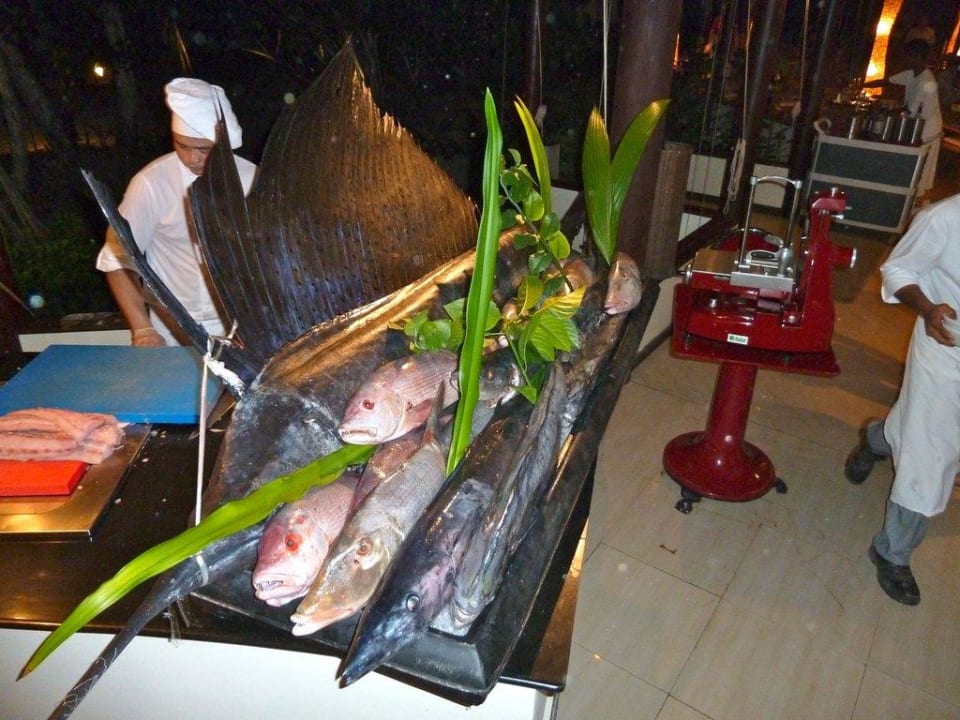 Frischer Fisch am Buffet ROBINSON MALDIVES
