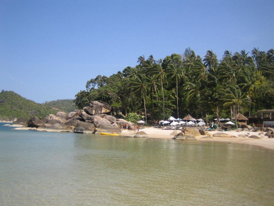 Blick vom Strand auf das Hotel und Restaurant Panviman Resort Koh Phangan