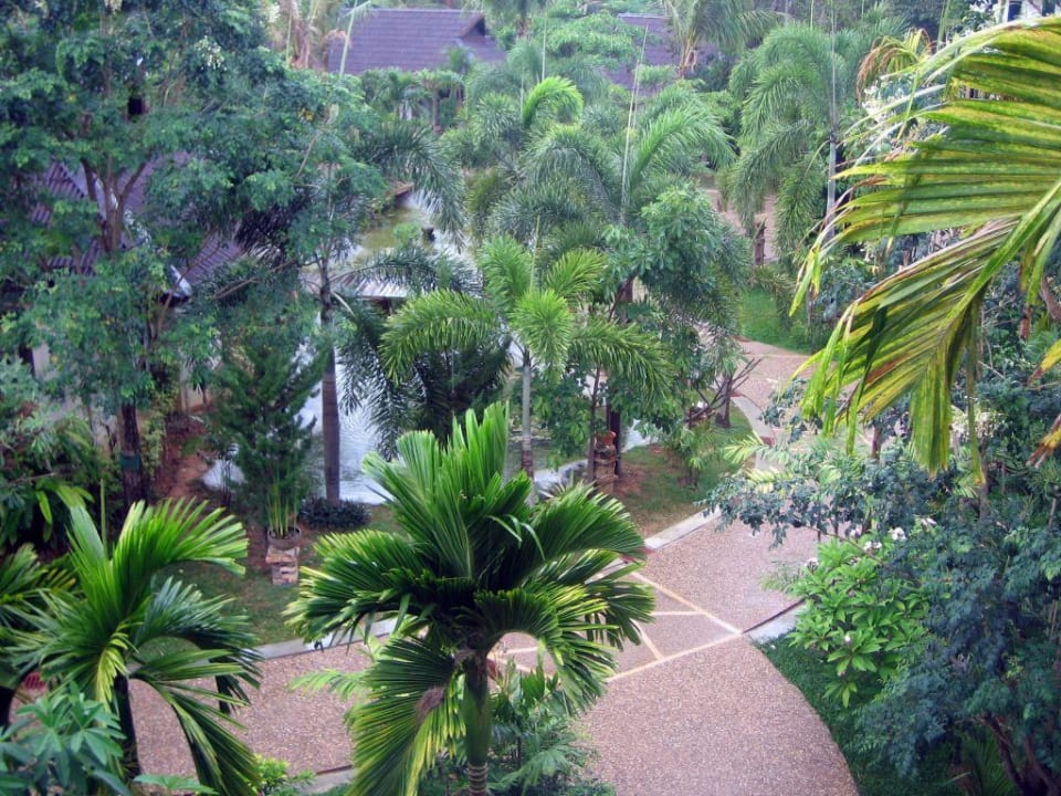 Der Garten und die Bungalows von oben Hotel Lanta Sand Resort & Spa