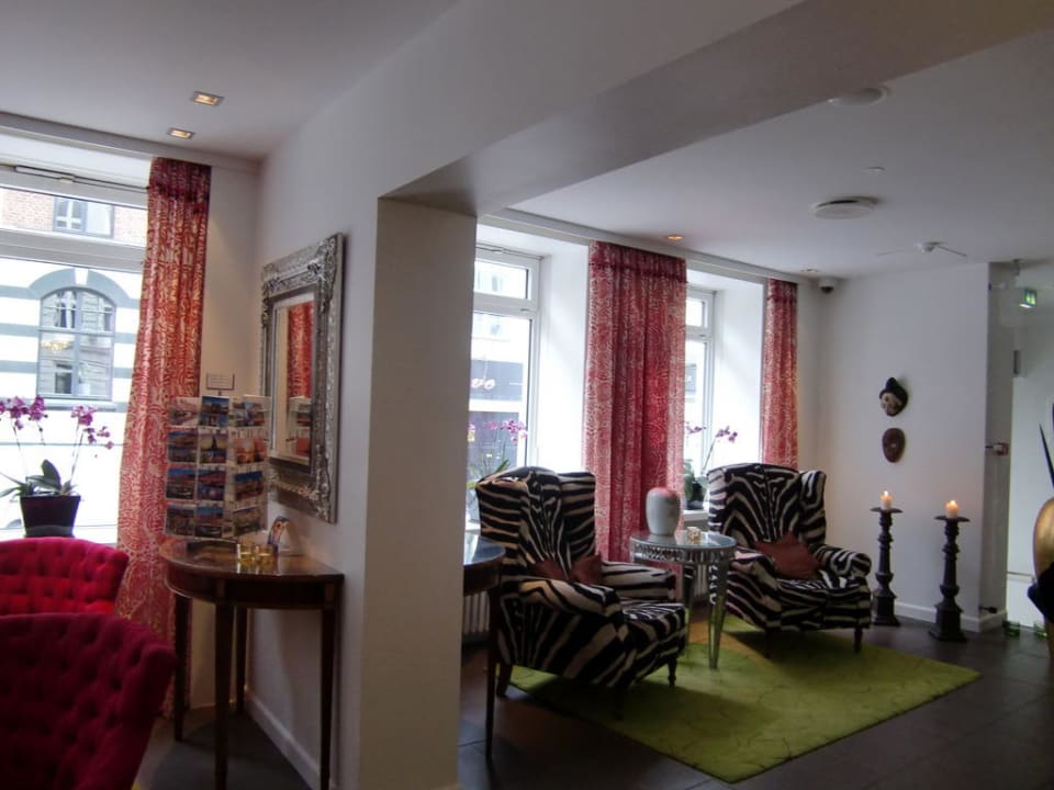 Gemütliche Sitzecken in der Lobby First Hotel Mayfair