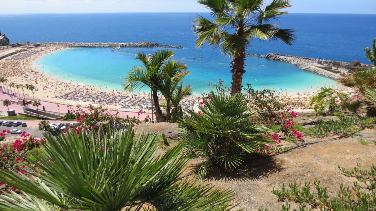Blick über die Gartenanalge zum Strand Gloria Palace Royal Hotel & Spa