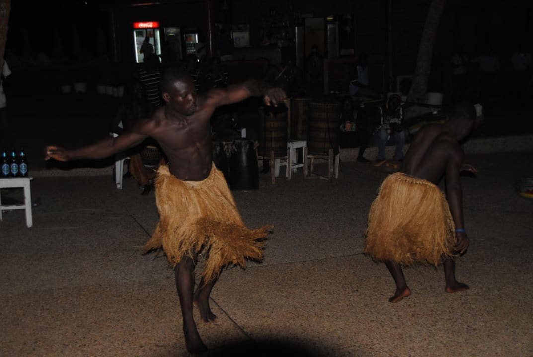 Trommel und Tanzshow Coconut Grove Beach Resort Elmina