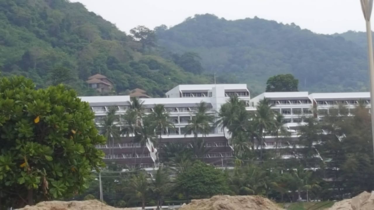 Hotel von Strandlage aus gesehen. Best Western Phuket Ocean Resort