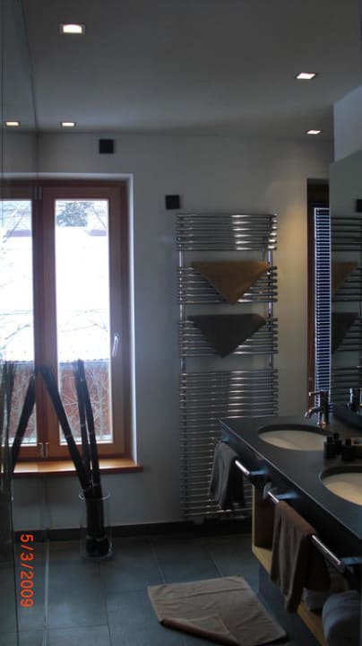 Sehr modernes Badezimmer mit Dusche und Badewanne Hotel Mohr Life Resort