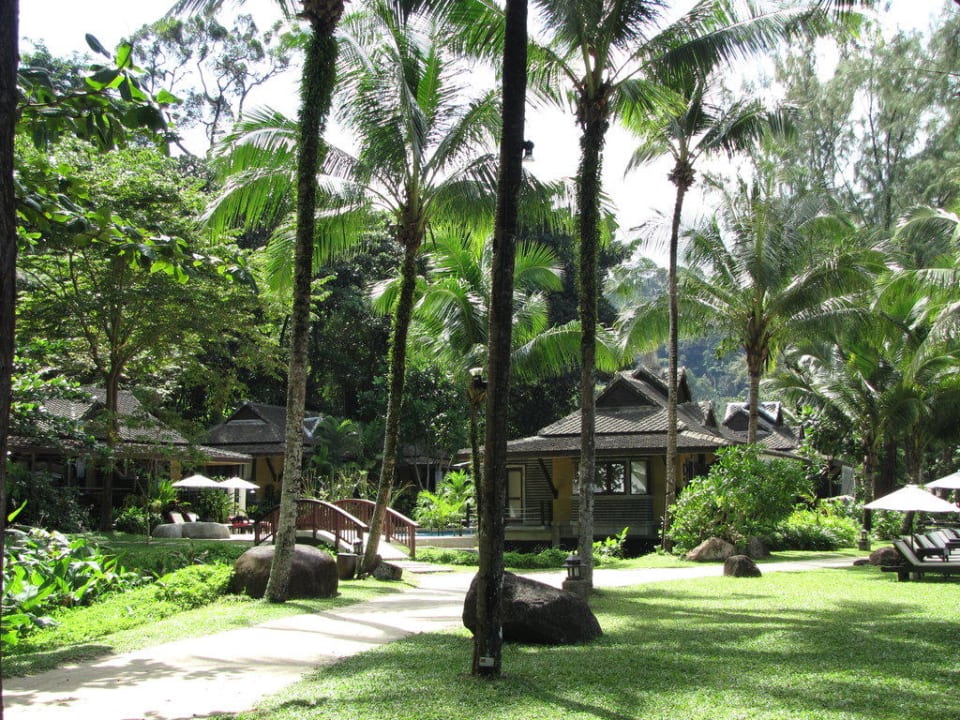 Zahrada u pláže vedoucí k bungalovům Moracea by Khao Lak Resort