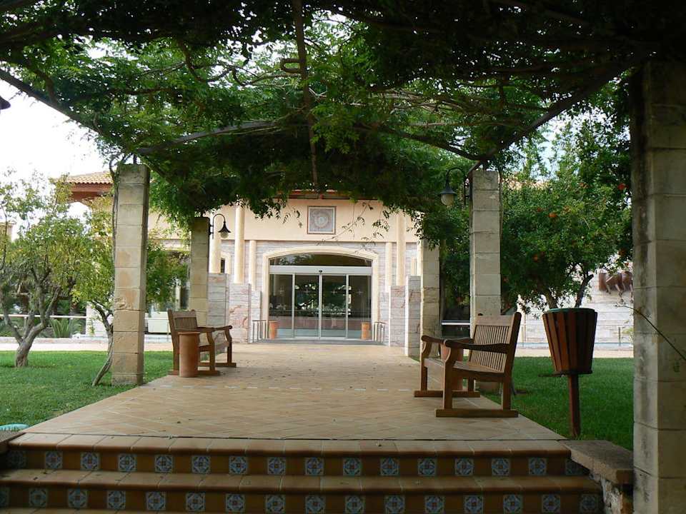 Weg vom Rezeptionsgebäude zum Pool Zafiro Mallorca