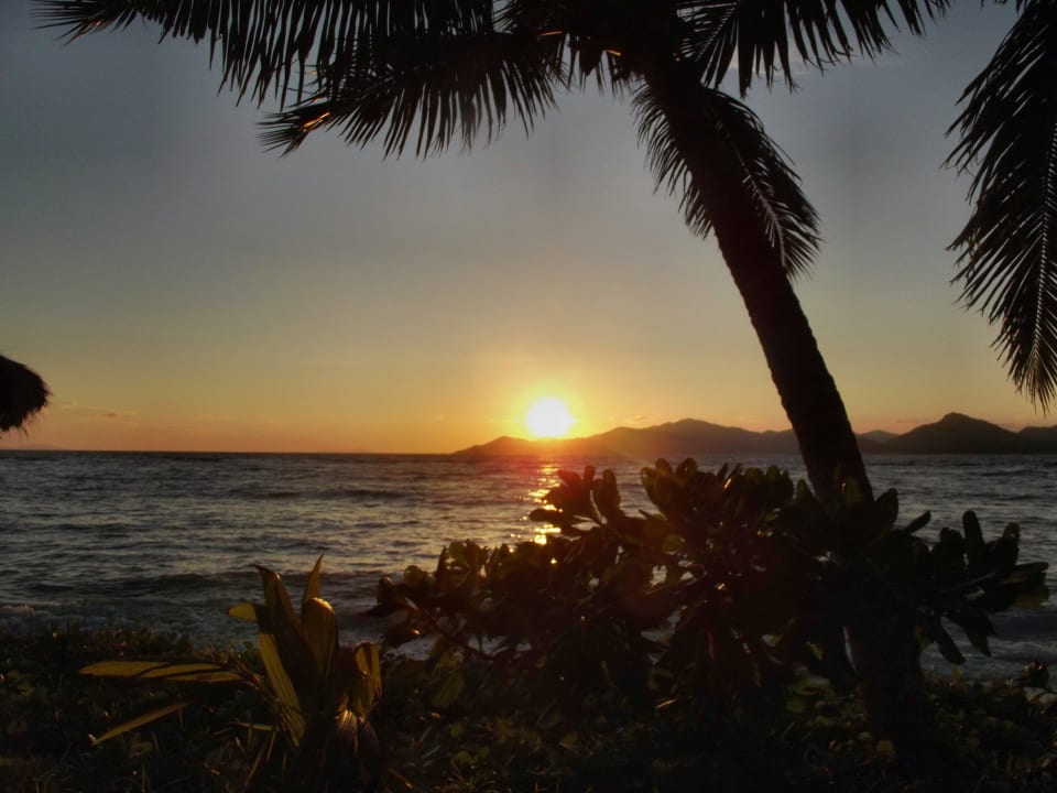 Sonnenuntergang hinter Praslin La Digue Island Lodge