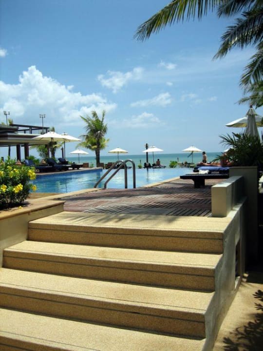 Treppe rauf und rein in den Pool La Flora Khao Lak