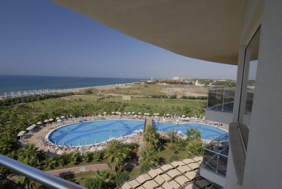 Zimmerblick auf den Pool und das Meer Seaden Sea World Resort & Spa