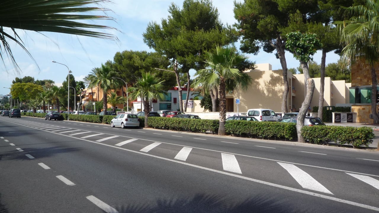 Straße vor dem Hotel Iberostar Selection Playa de Muro Village