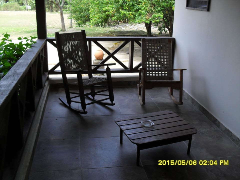 Terrasse mit Schaukelstühlen Hotel Rancho Baiguate
