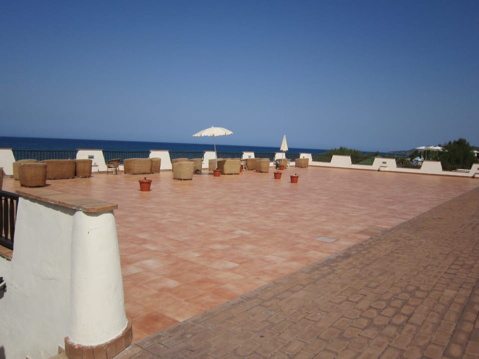 Taras przed restauracją La Plage Hotel & Resort