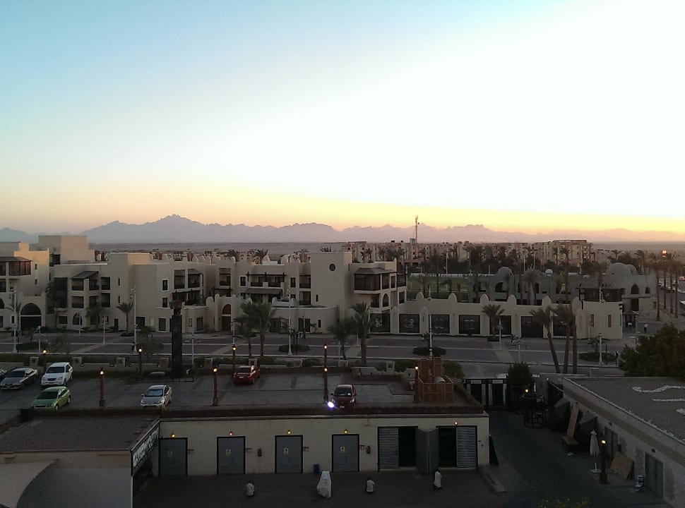 Vor dem Hotel  Steigenberger ALDAU Beach Hotel