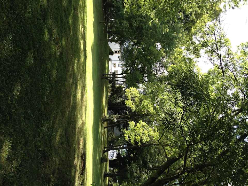 Weitläufiger Garten Schlosshotel Eyba