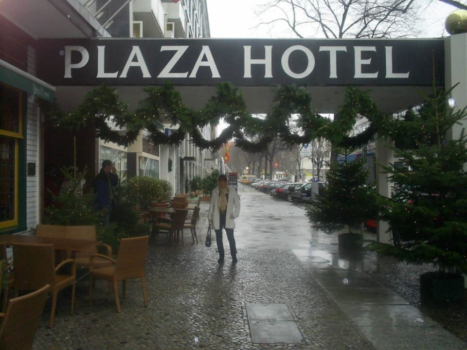 Eingang des Hotels Berlin Plaza Hotel