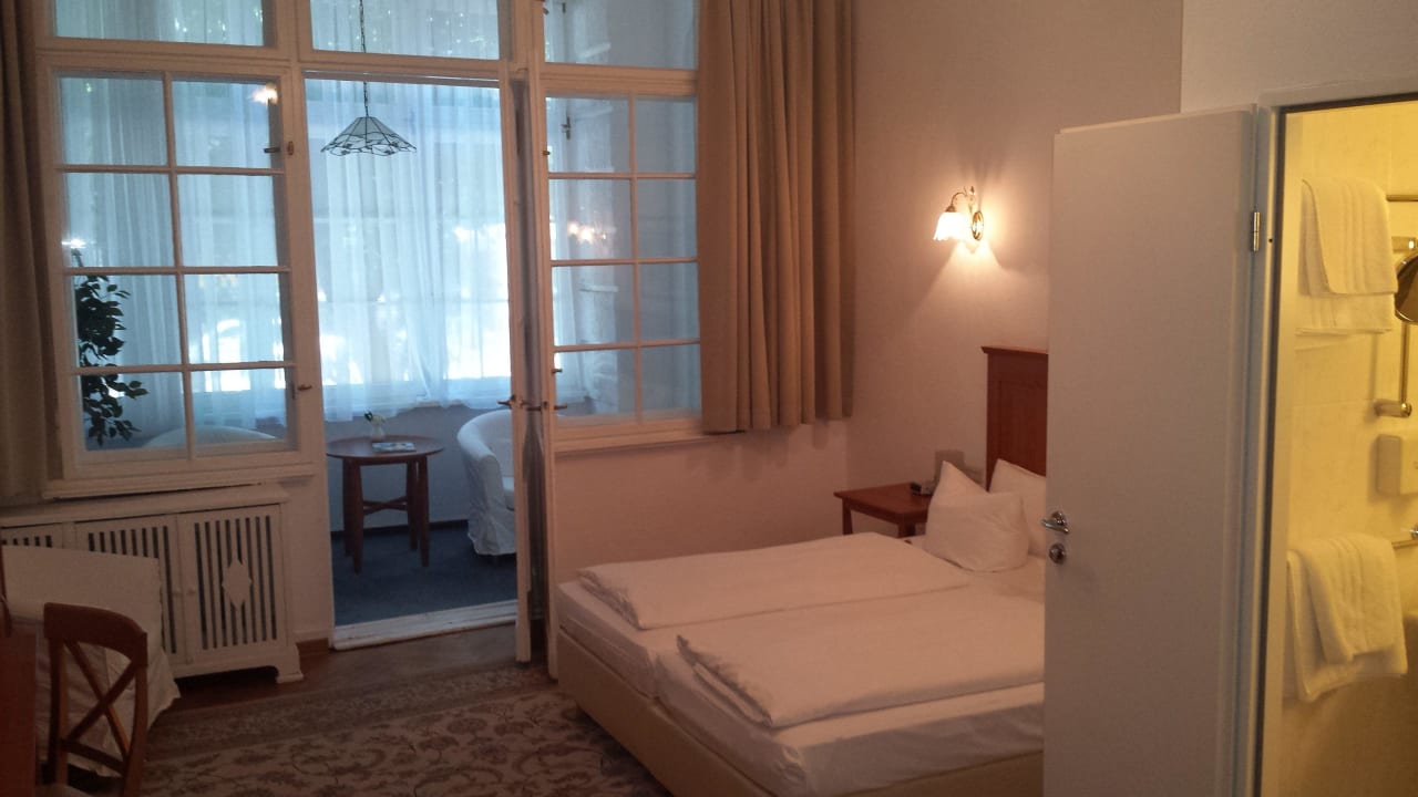 Zi 18 mit extra Raum und Lesetisch Hotel Brandies Berlin