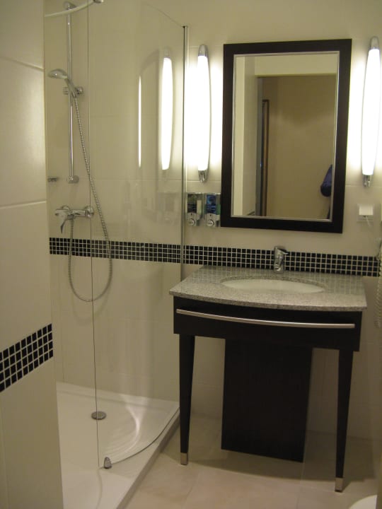 Bad mit doppelt großer Dusche Hampton by Hilton Berlin City West