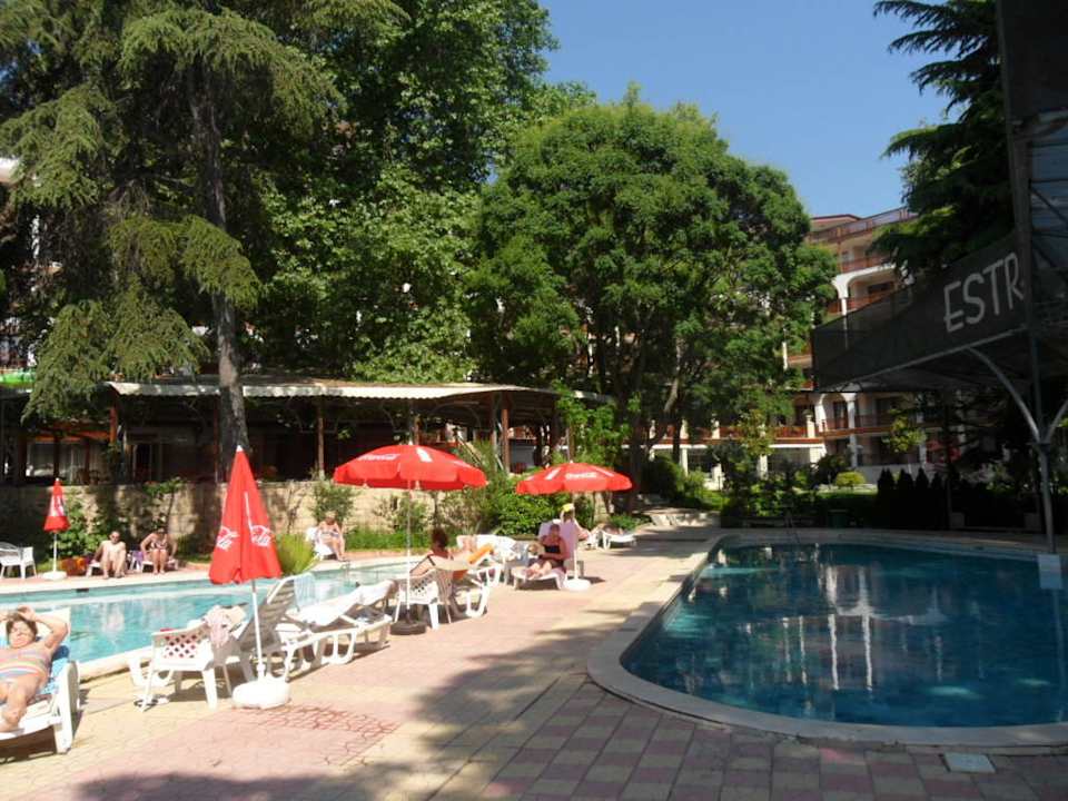 Pool in der Vorsaison Hotel Estreya Residence