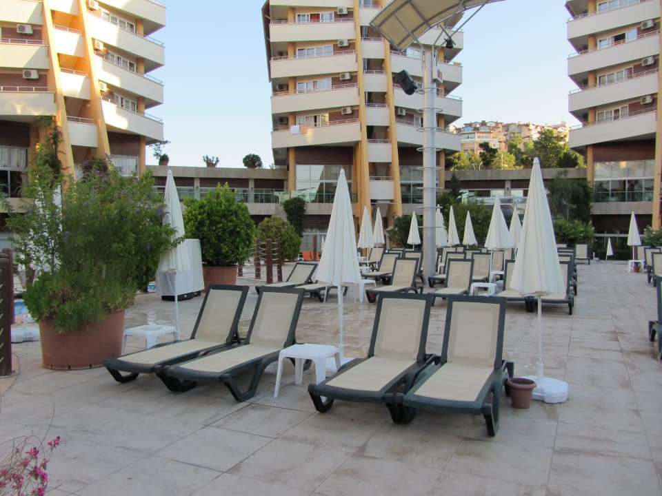 Neue Liegen beim Hauptpool Alaiye Resort & Spa