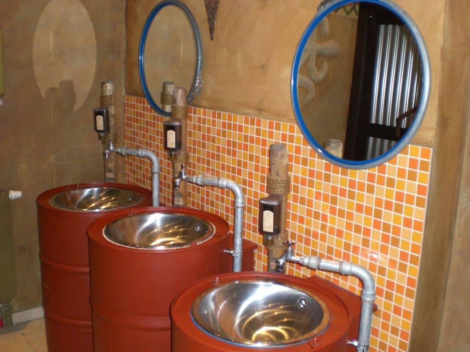 Waschbecken in den WCs. Afrikanisch nachempfunden Hotel Matamba - Phantasialand Erlebnishotel