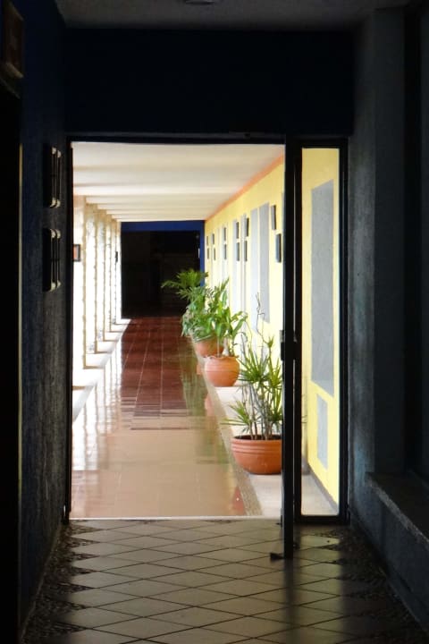 Hotelgang im Hauptgebäude Hotel Tucan Siho Playa