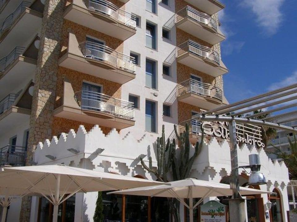 Wejście do  hotelu Hotel Alhambra