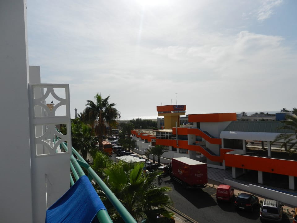 Nach links zum Cosmo Center Servatur Alameda de Jandía