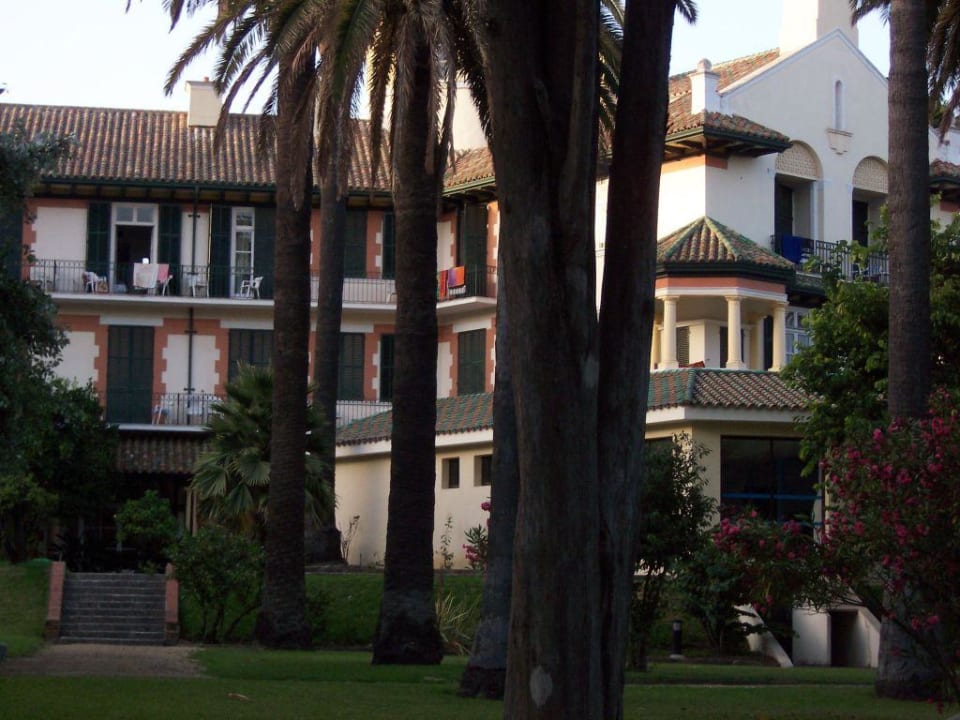 Blick aus dem Park auf das Hotel Globales Reina Cristina
