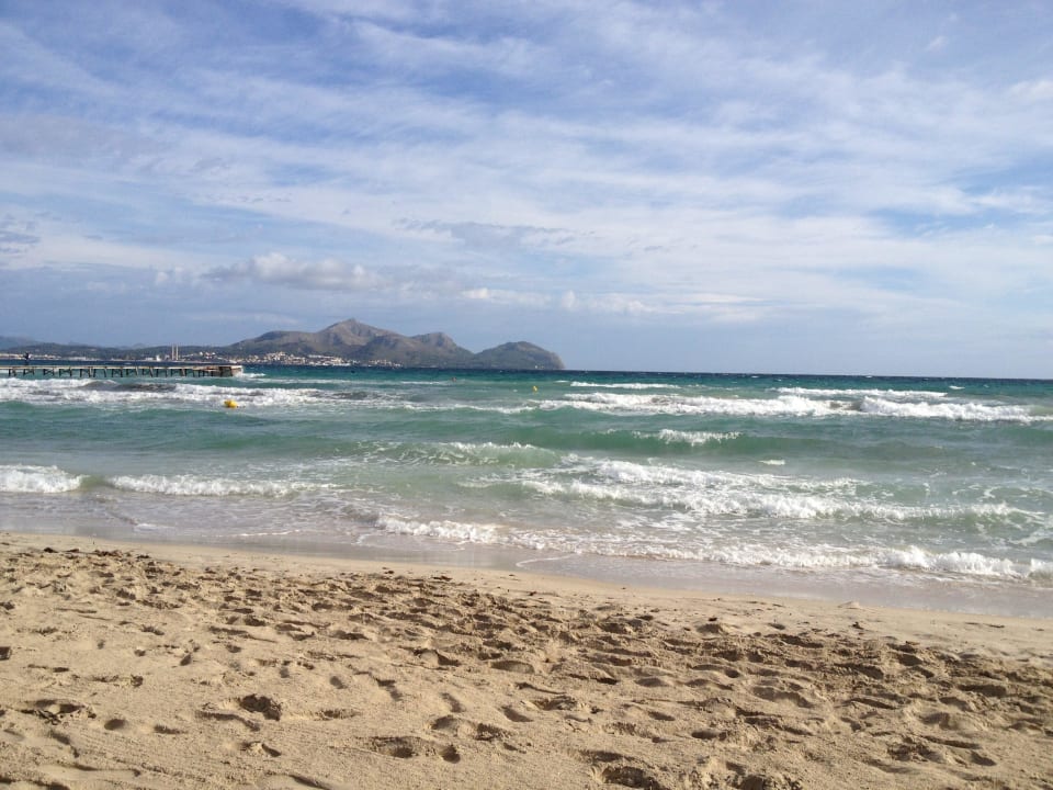 Sandstrand direkt vor dem Hotel Zafiro Bahia