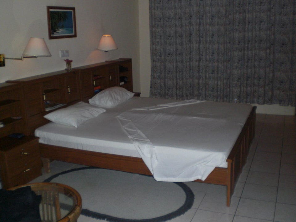 Bett Vilamendhoo Island Resort & Spa
